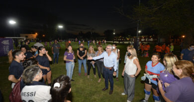 Julio y Gisela Zamora acompañaron un encuentro de fútbol femenino en el Polideportivo Ñato Errecart
