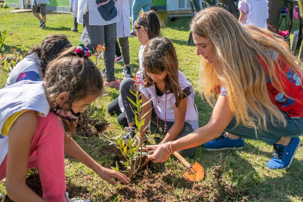 Por el Día de la Tierra, 'Eco Sanfer' plantó árboles nativos junto a una Escuela de Islas