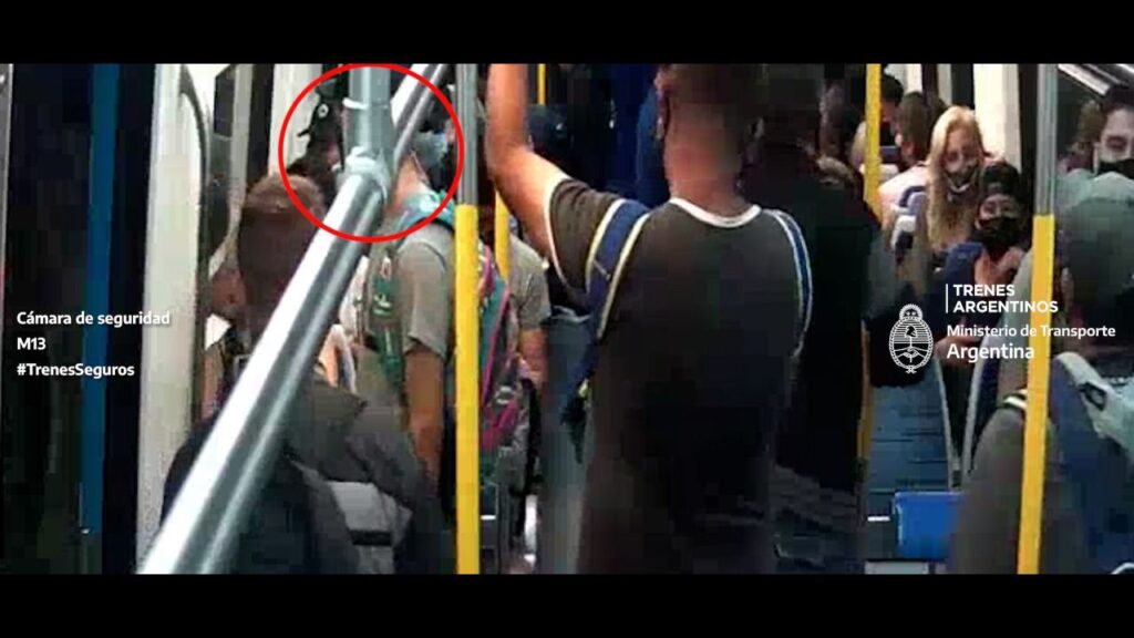 Intentó robar un celular en el tren, fue abordado por los pasajeros, la escena fue vista por el Comando Trenes Seguros y terminó detenido