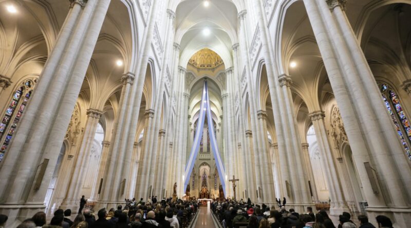 ceremonia encabezada por Monseñor Víctor Manuel Fernández y representantes de diversos credos
