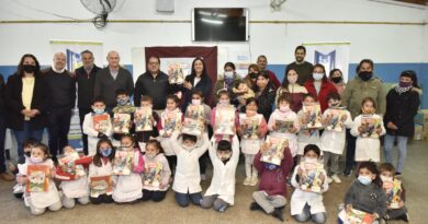 Noe Correa entregó manuales y netbooks en escuelas de Malvinas Argentinas