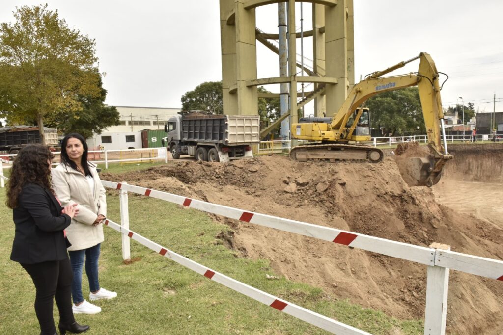 Noe Correa supervisó la obra de la nueva cisterna, en la ciudad de Grand Bourg  