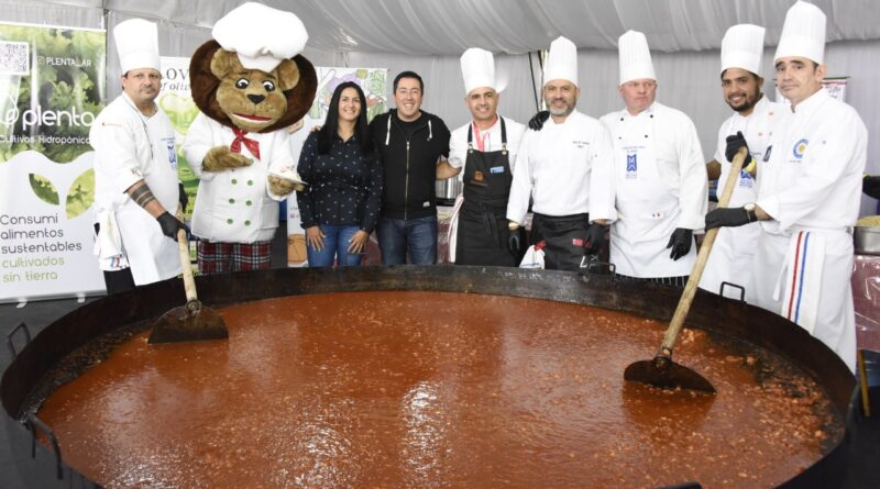 La espaguetada más grande del mundo se realizó en Malvinas Argentinas