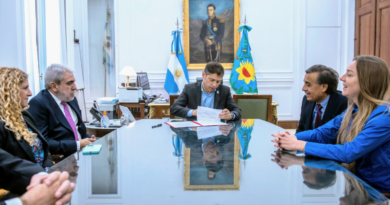 Kicillof y Aníbal Fernández firmaron un convenio para la descontaminación y compactación de vehículos