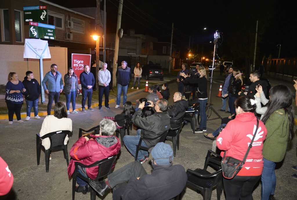 Autoridades del Gobierno local participaron del acto en la intersección de las calles Gelly y Obes y Canadá, El Talar