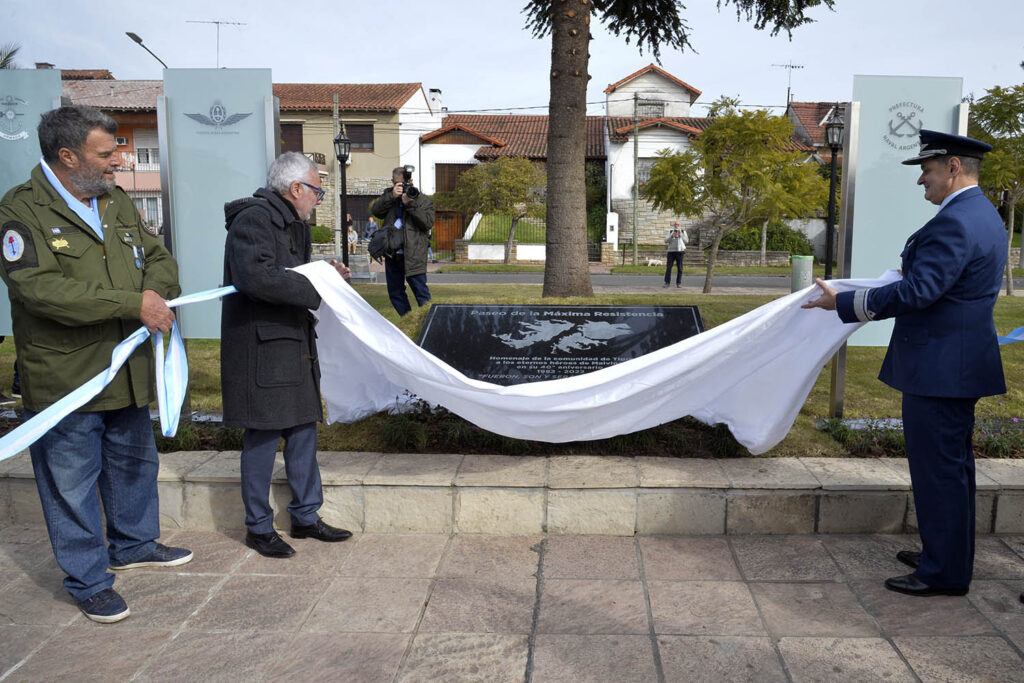 A 40 años del Día de la Máxima Resistencia, Julio Zamora inauguró un paseo conmemorativo a la vera del río