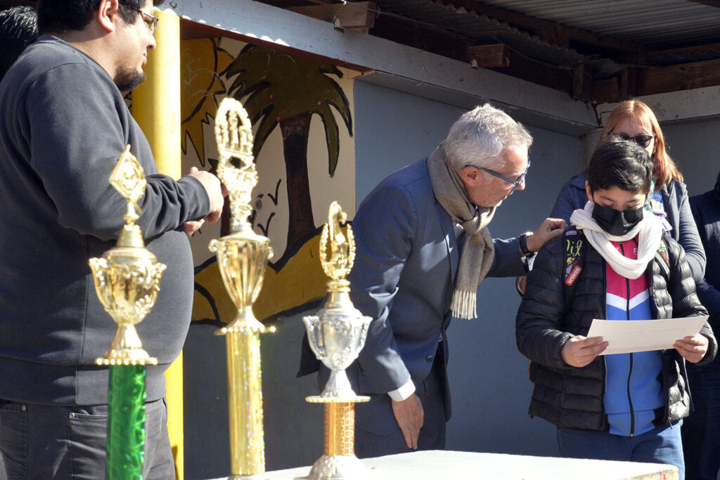 Julio Zamora acompañó la entrega de premios de un torneo de ajedrez en la Escuela Primaria N°18 de Benavídez