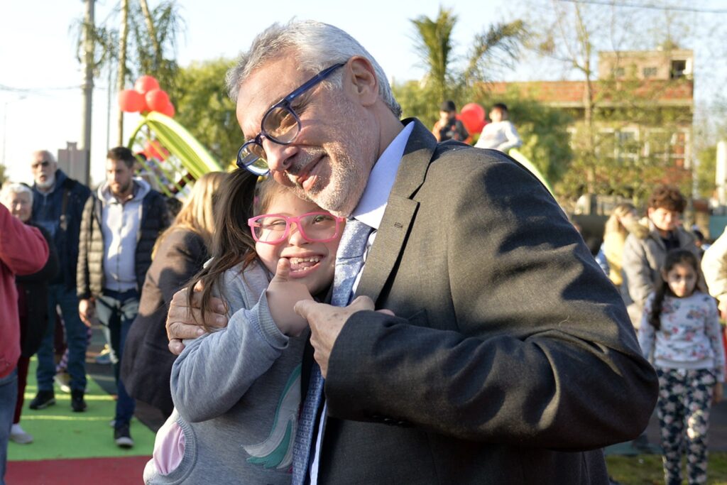 Julio Zamora reinauguró la Plaza Presidente Arturo Frondizi en Benavídez