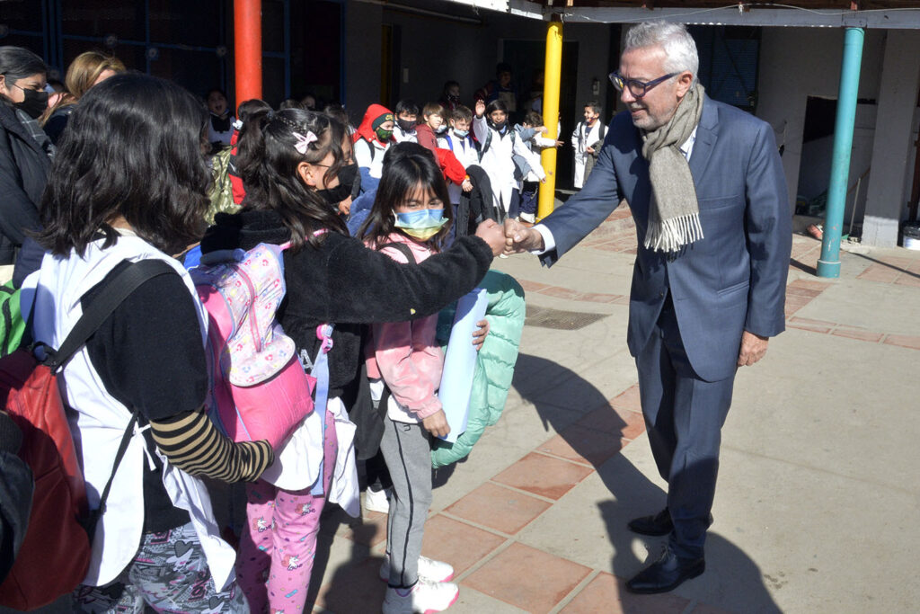 Julio Zamora acompañó la entrega de premios de un torneo de ajedrez en la Escuela Primaria N°18 de Benavídez