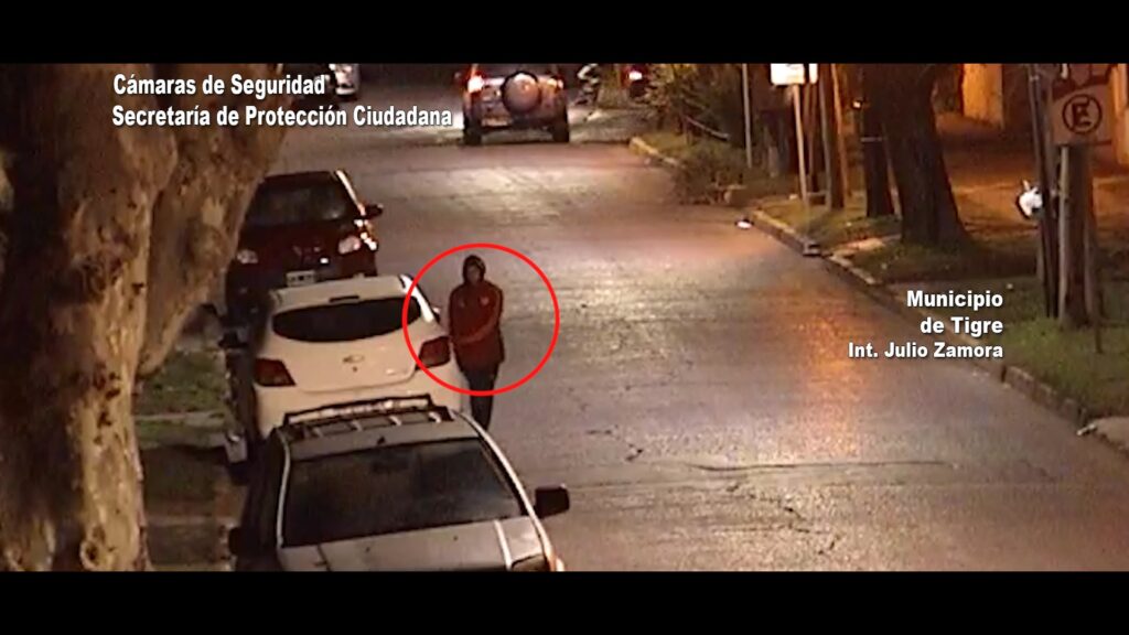 Las cámaras lo captaron cuando robaba el estéreo de un vehículo y el COT lo detuvo rápidamente