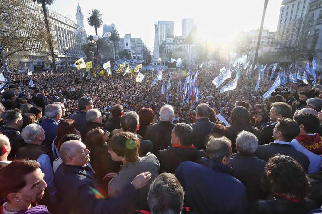 Multitudinaria marcha a Plaza de Mayo y llamado a la unidad nacional: "El odio afuera"