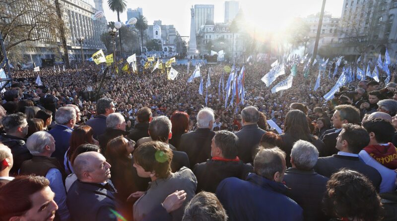 Multitudinaria marcha a Plaza de Mayo y llamado a la unidad nacional: "El odio afuera"