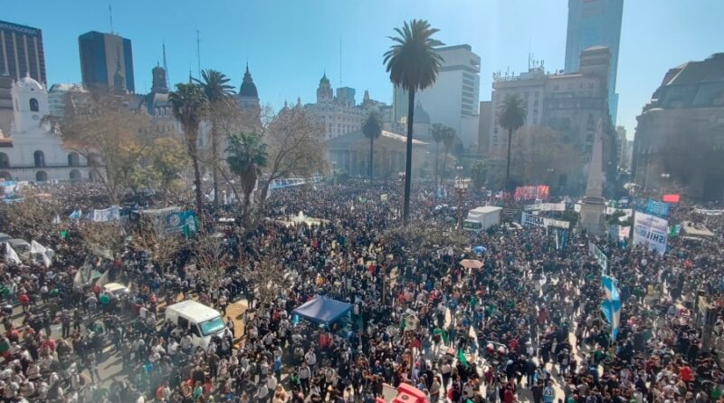 Tras el atentado contra Cristina el pueblo sale a las calles en defensa de la democracia