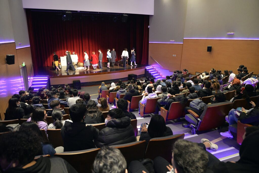 Julio Zamora acompañó a 250 alumnos y alumnas de secundarias locales que visitaron el Teatro Pepe Soriano de Benavídez
