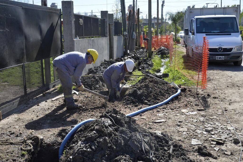 Julio Zamora supervisó la instalación de red de gas en el barrio Irsa 2 de Benavídez