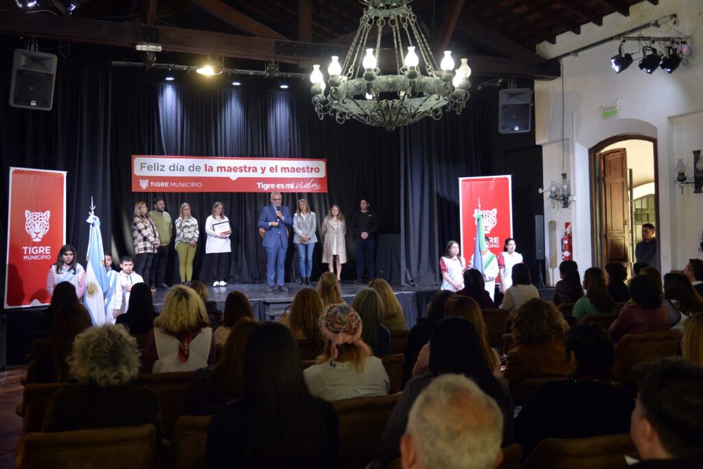 El intendente Julio Zamora homenajeó a docentes de Tigre en un emotivo acto en el Museo de la Reconquista