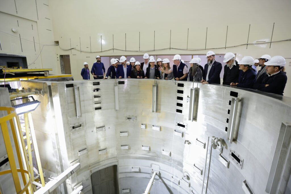 Kicillof recorrió los avances de las obras de construcción del Reactor Nuclear Multipropósito RA-10
