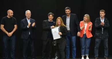 Kicillof encabezó la entrega de 369 escrituras y la firma de un convenio para construir 100 viviendas en Olavarría