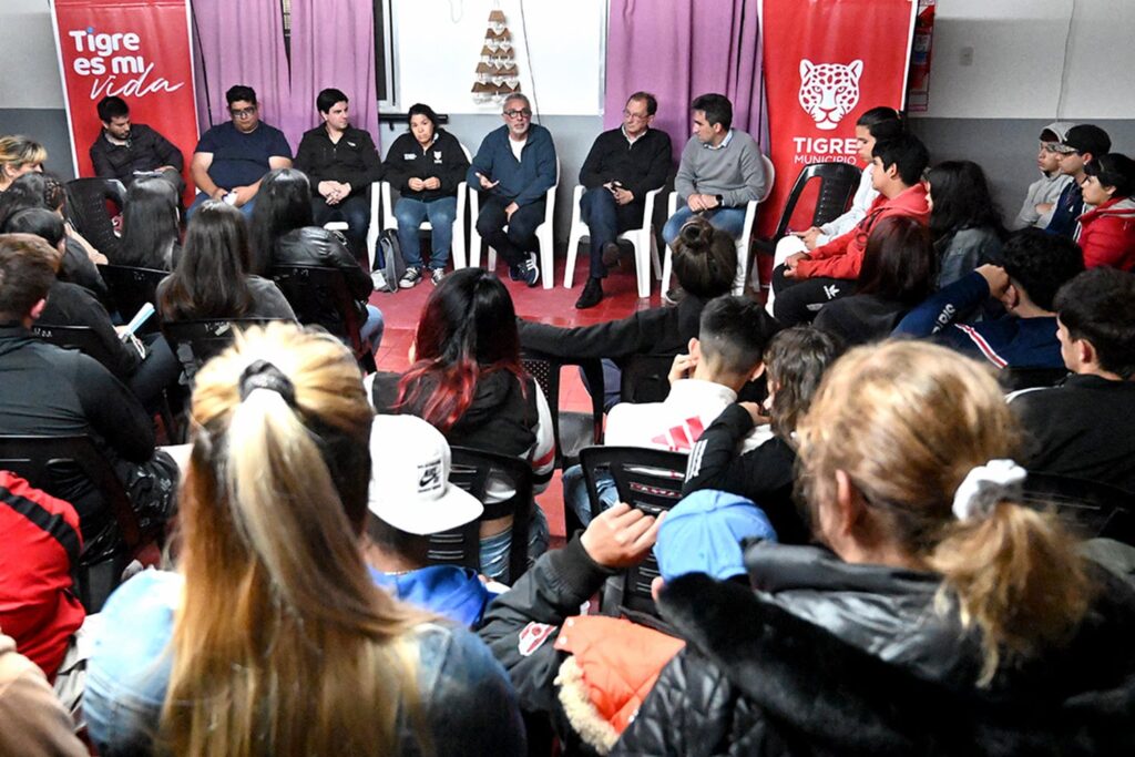 Julio Zamora dialogó con más de 50 jóvenes de Troncos del Talar sobre las problemáticas que afectan a la comunidad