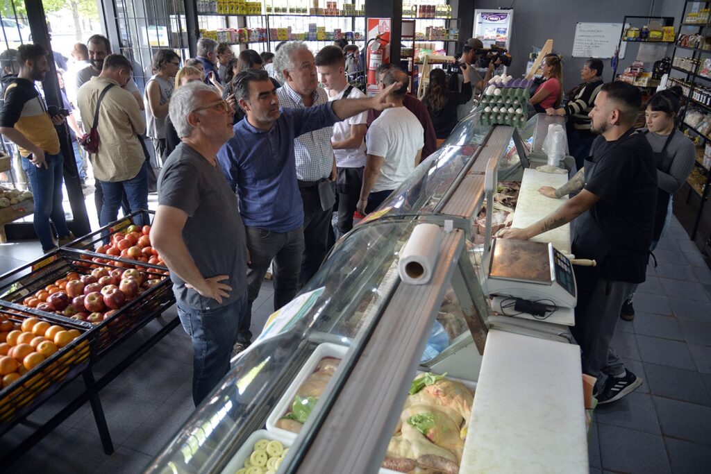 Julio Zamora acompañó la inauguración del almacén cooperativo "Despensa y Delicias" en Troncos del Talar
