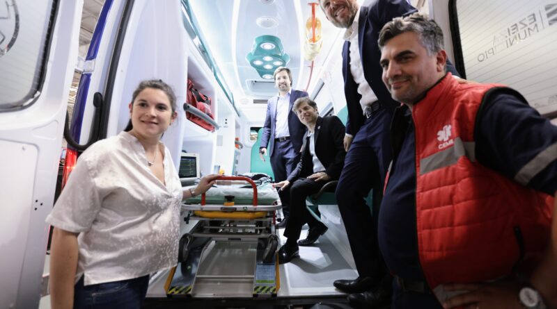 Kicillof y Granados recorrieron las obras del Hospital Eurnekian y pusieron en funcionamiento 11 nuevas ambulancias