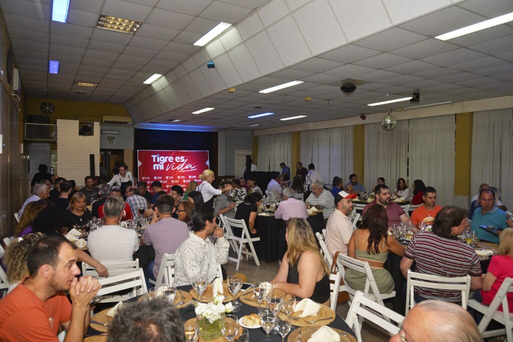 Julio Zamora compartió con comerciantes la celebración por el 72° aniversario de Troncos del Talar