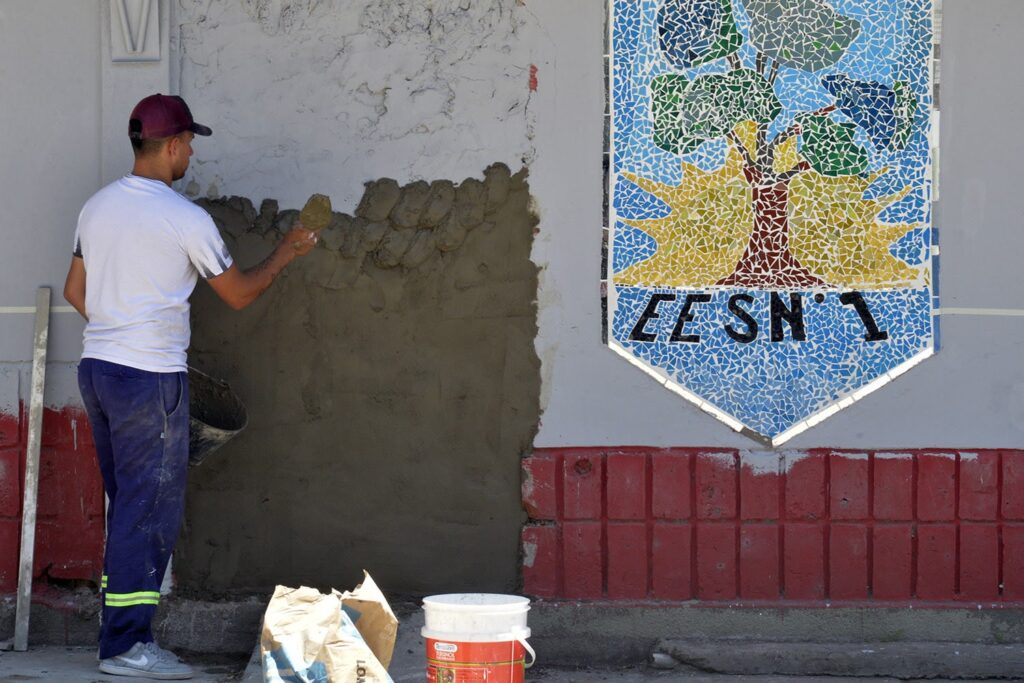 Julio Zamora monitoreó tareas de pintura en la Escuela Secundaria N°1 de El Talar
