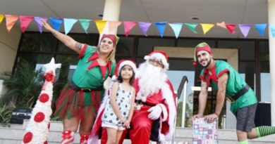 La feria de emprendedores “Mercadito al Río” recibió a Papá Noel