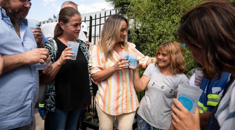 Malena Galmarini y Jaime Méndez habilitaron una nueva red de agua potable en el Barrio Mitre de San Miguel