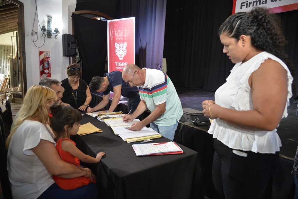 El intendente Julio Zamora acompañó a 55 familias de Tigre en la firma de sus escrituras
