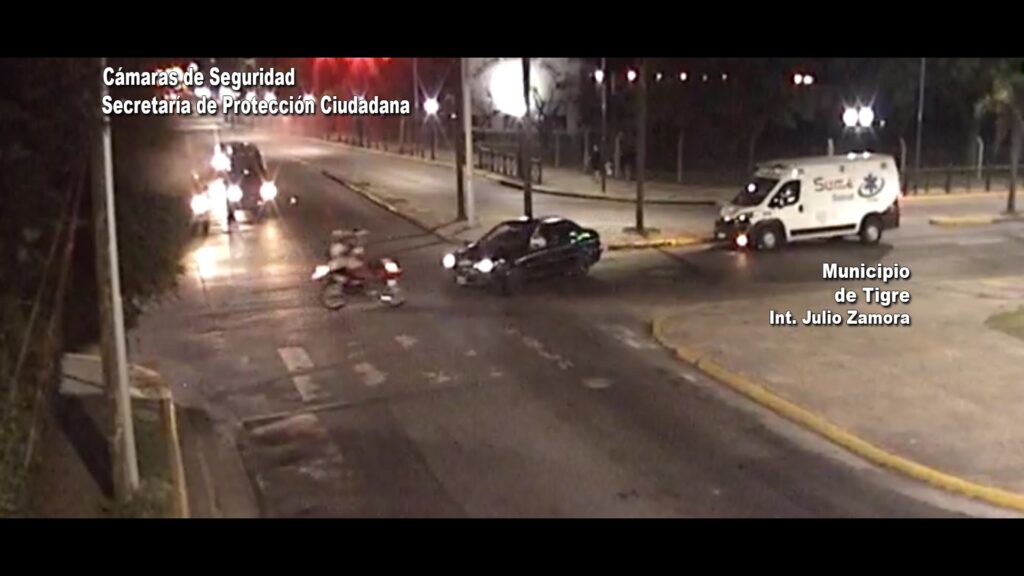 Las cámaras del COT captaron un impactante choque entre un auto y una moto
