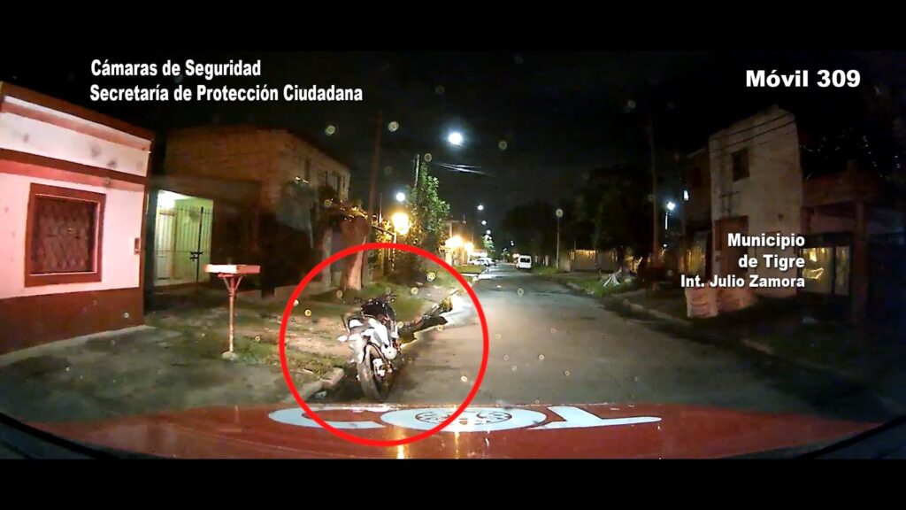 Conducía una moto robada y chocó contra un boulevard: fue detenido por el COT