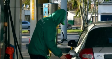El Gobierno prorrogó la actualización de impuestos para evitar un nuevo aumento en los combustibles
