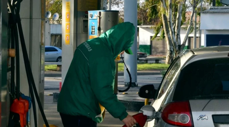 El Gobierno prorrogó la actualización de impuestos para evitar un nuevo aumento en los combustibles