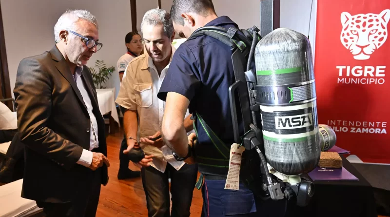El Municipio entregó un apoyo económico a todos los cuarteles de bomberos de Tigre para la compra de equipos de respiración autónoma