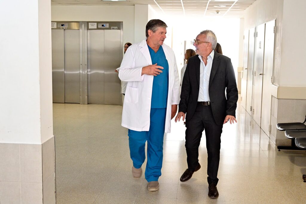 Julio Zamora presentó el nuevo equipo de esterilización con tecnología de peróxido de hidrógeno para el Hospital Materno Infantil Dr. Escardó