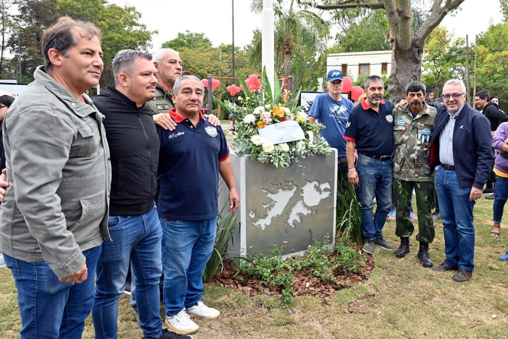 En el 41° aniversario de la gesta de Malvinas, Julio Zamora inauguró la plazoleta “2 de Abril” junto a veteranos