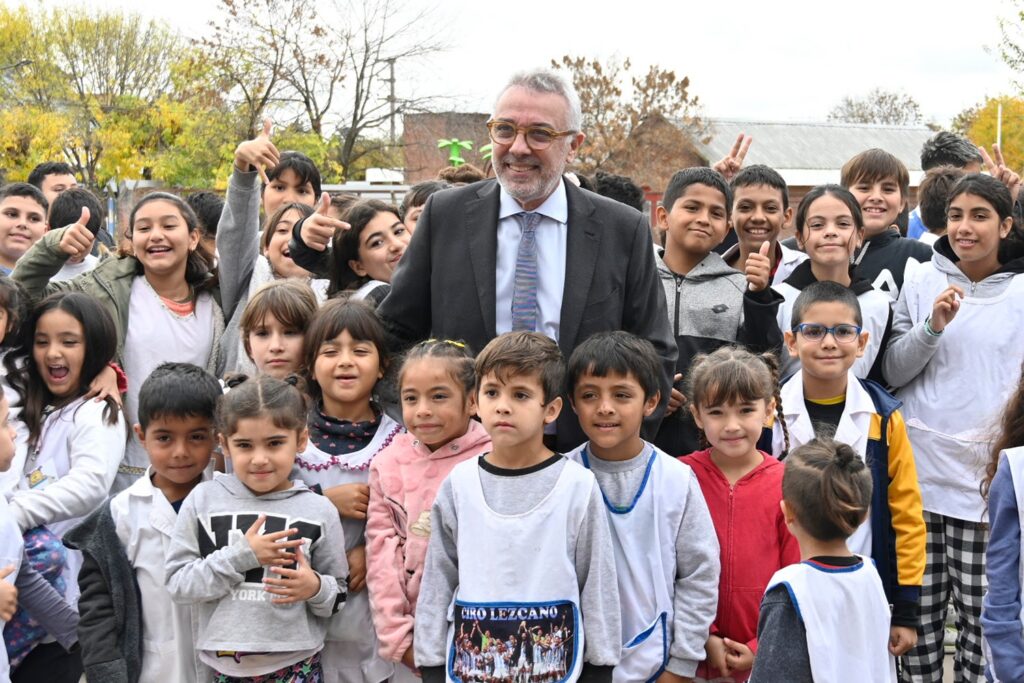 Julio Zamora entregó 168 pares de anteojos nuevos a estudiantes de Tigre