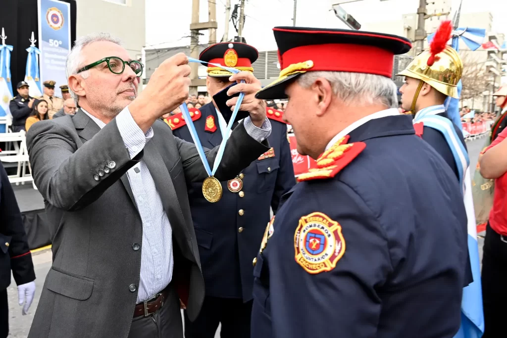 En un desfile multitudinario, Julio Zamora acompañó el 50° aniversario de la Sociedad de Bomberos Voluntarios de General Pacheco