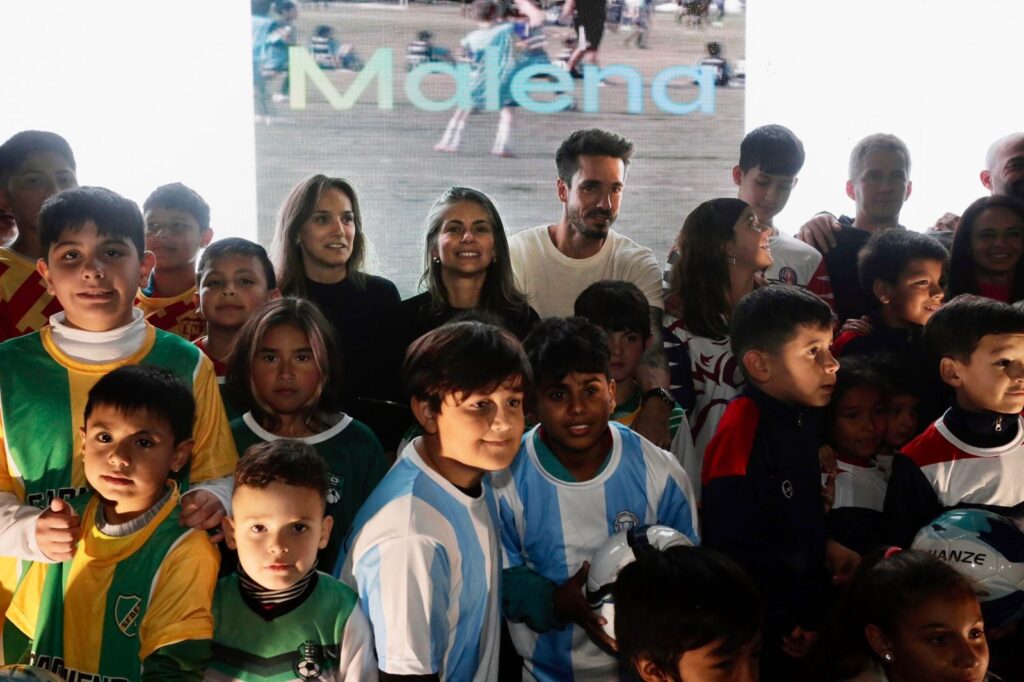 Malena Galmarini entregó más de 1.300 camisetas y materiales deportivos a nueve clubes barriales de Tigre